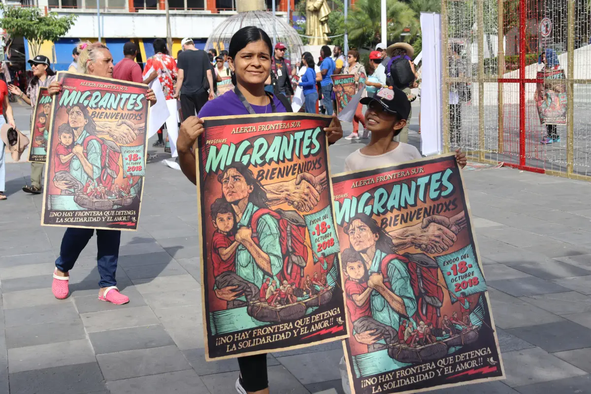 MEX8322. TAPACHULA (MÉXICO), 18/12/2024.- Migrantes y miembros del colectivo de monitoreo de la frontera sur sostienen carteles durante una protesta este miércoles, con motivo del Día Internacional del Migrante en el municipio de Tapachula (México). La fr