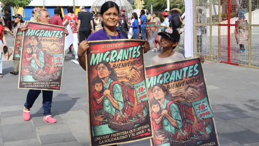 Migrantes y miembros del colectivo de monitoreo de la frontera sur sostienen carteles durante una protesta con motivo del Día Internacional del Migrante en el municipio de Tapachula (México). ,EFE