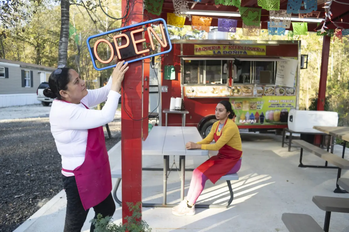 Fotofrafía de archivo en donde se ven a dos migrantes mientras atienden su restaurante ubicado en condado Liberty, en el noreste de Houston, Texas (Estados Unidos). EFE/ Alicia L. Pérez