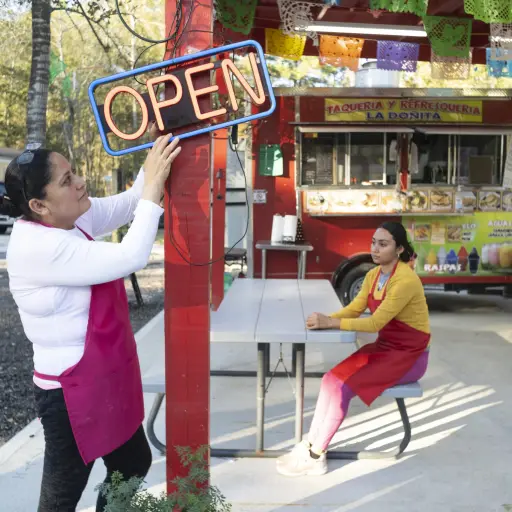 Fotofrafía de archivo en donde se ven a dos migrantes mientras atienden su restaurante ubicado en condado Liberty, en el noreste de Houston, Texas (Estados Unidos). EFE/ Alicia L. Pérez