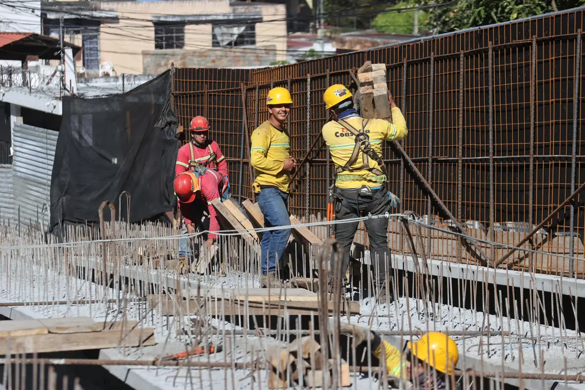 Las cuadrillas de la Municipalidad de Guatemala continúan avanzando en el paso a desnivel afectado desde febrero de 2024. Foto: Municipalidad de Guatemala. 