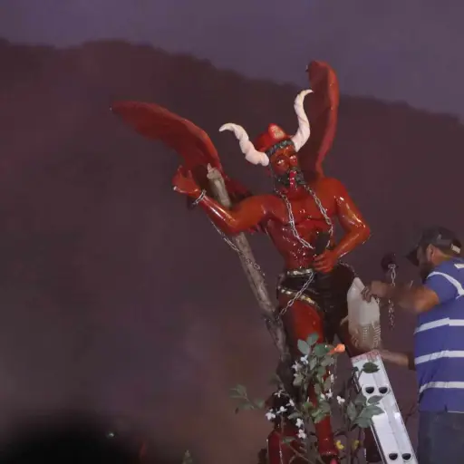 Los guatemaltecos disfrutaron de la Quema del Diablo en todo el país durante este 7 de diciembre de 2024. Foto: Álex Meoño.