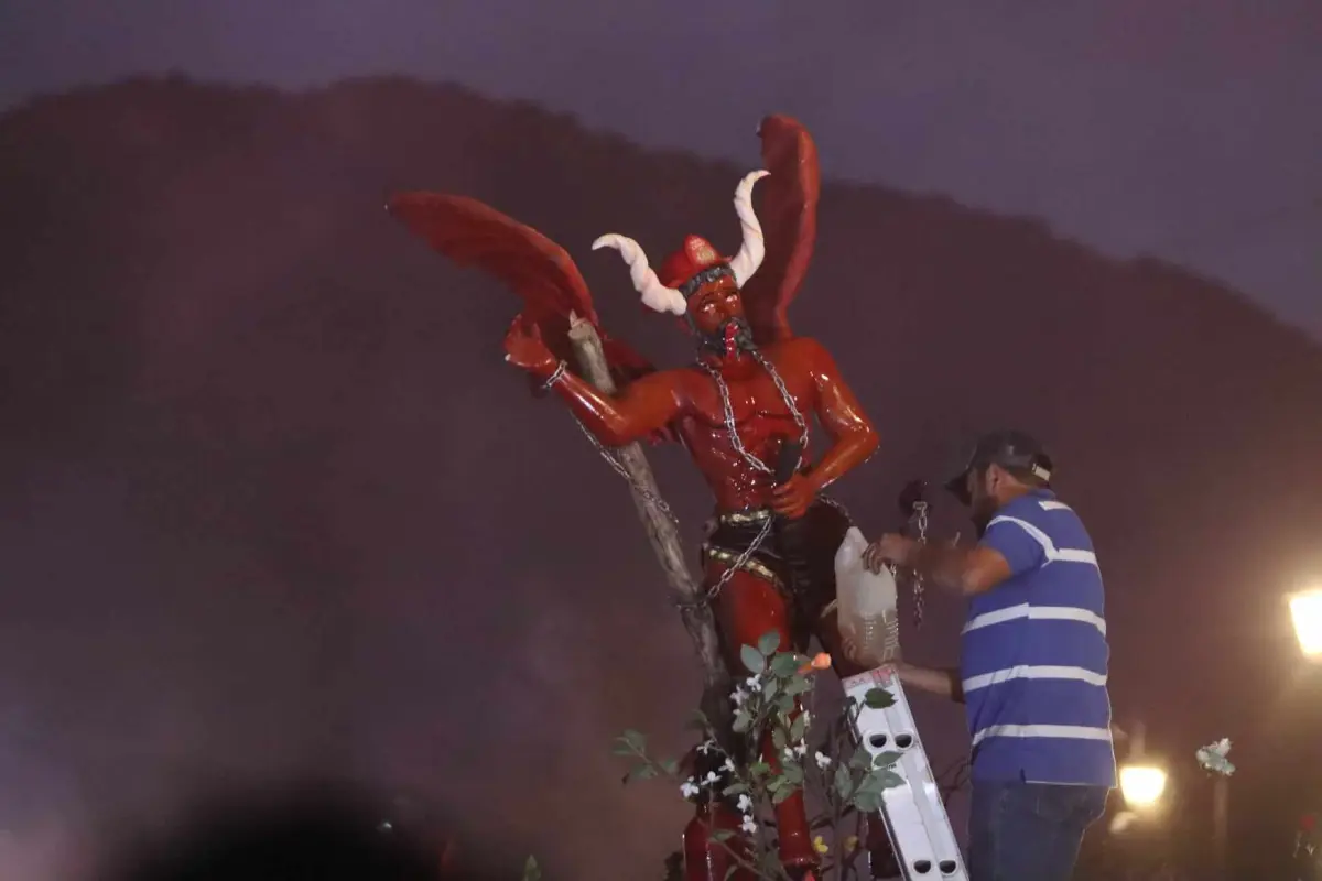 Tradición de la Quema del Diablo en Antigua Guatemala 7-12-2024 Alex Meoño,