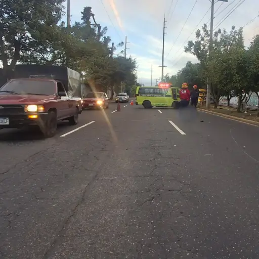 Fiscales del MP trabajaron en el sector varios minutos, posteriormente, el paso fue rehabilitado por la PMT. Foto: Bomberos Municipales. 