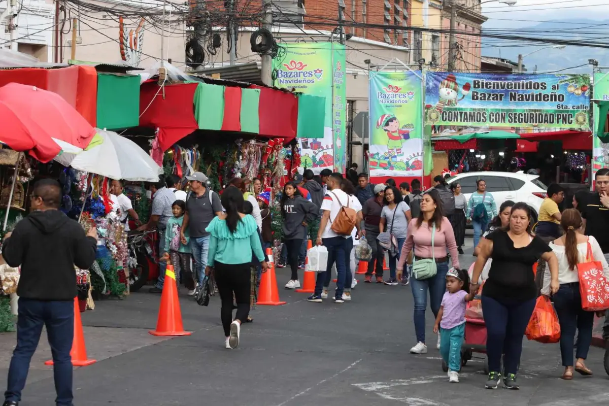 Los bazares navideños de la zona 1 también atenderán en horario ampliado en los próximos días., ArchivoEU/Álex Meoño.