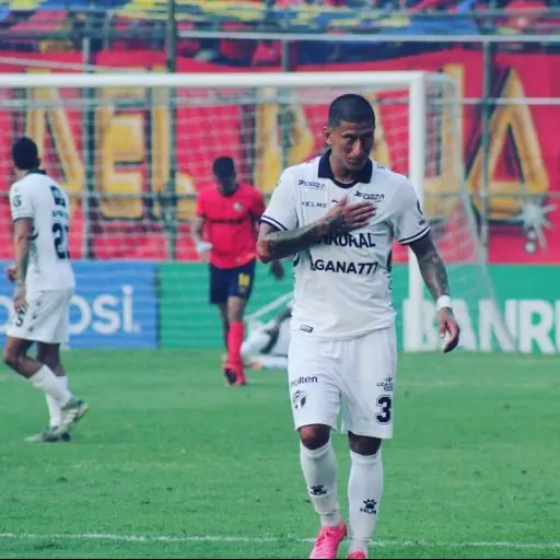 Stheven Robles renueva su contrato con Comunicaciones - instagram @roblesstheven13