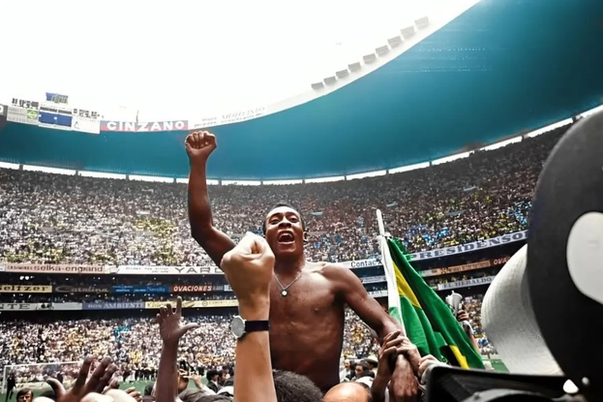 Pelé, celebra en el estadio Azteca tras consagrarse campeón del Mundo en México 1970 - instagram @pele