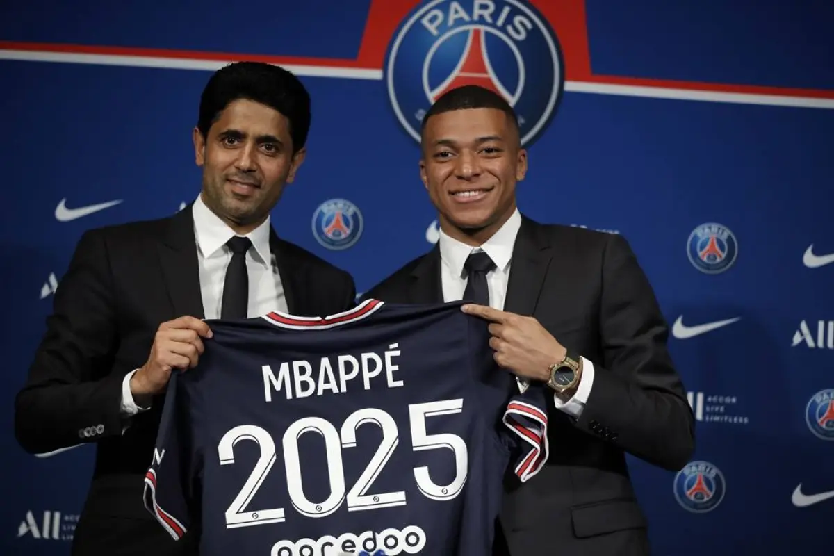 Kylian Mbappé y Nasser Al-Khelaifi, cuando el futbolista francés renovó su contrato con el club, EFE