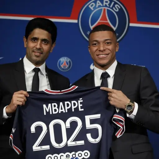 Kylian Mbappé y Nasser Al-Khelaifi, cuando el futbolista francés renovó su contrato con el club ,EFE
