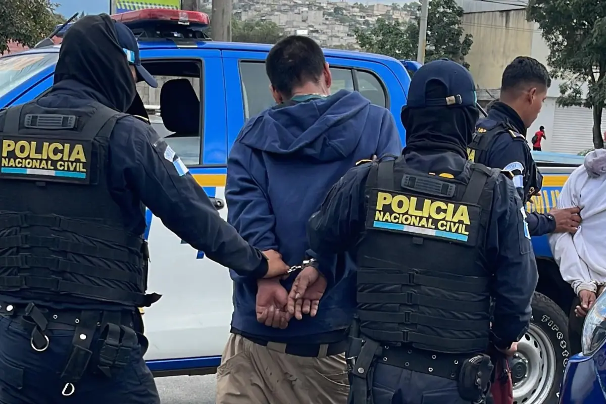 Agentes de la Comisaría 12 lograron copar a los presuntos agresores tras una persecución. Foto: PNC.