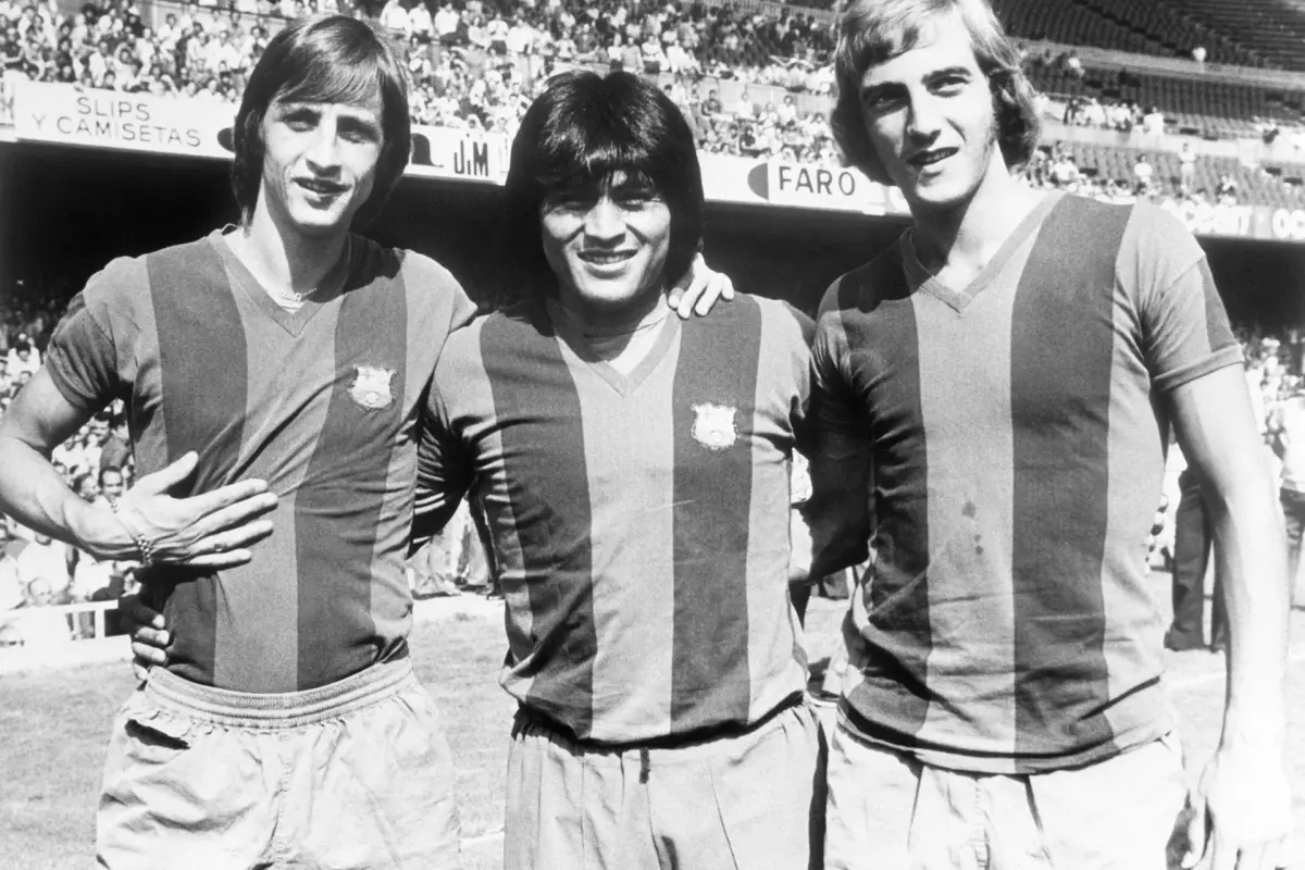 oto de archivo del 29-7-1974 del peruano Hugo 'Cholo' Sotil (c) junto a los holandeses Johan Cruyff (i) y Johan Neeskens (d), durante la presentación de la plantilla del Barcelona 1974-75 - EFE