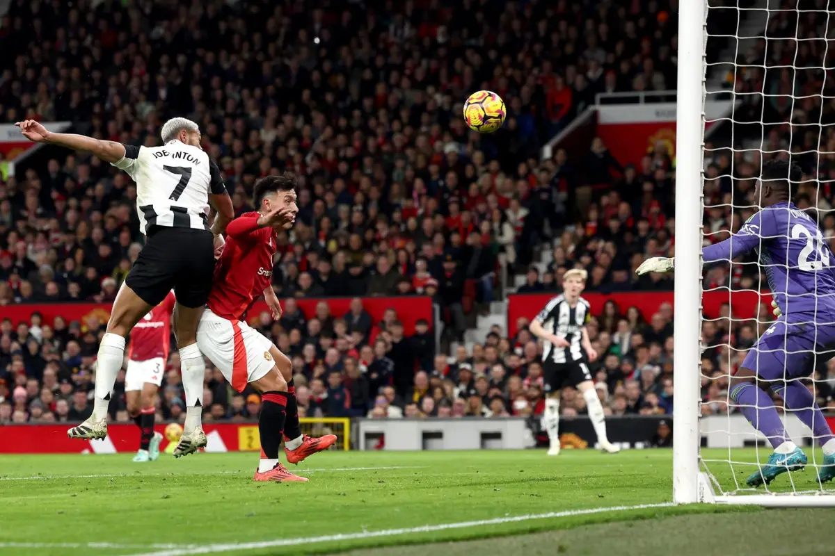 El Manchester United continúa su caída libre en la Premier League. Los 'Red Devils' sufrieron una nueva derrota en Old Trafford, esta vez ante el Newcastle United - EFE