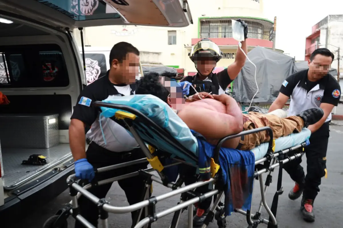 El piloto del microbús fue alcanzado por las balas., Bomberos Voluntarios