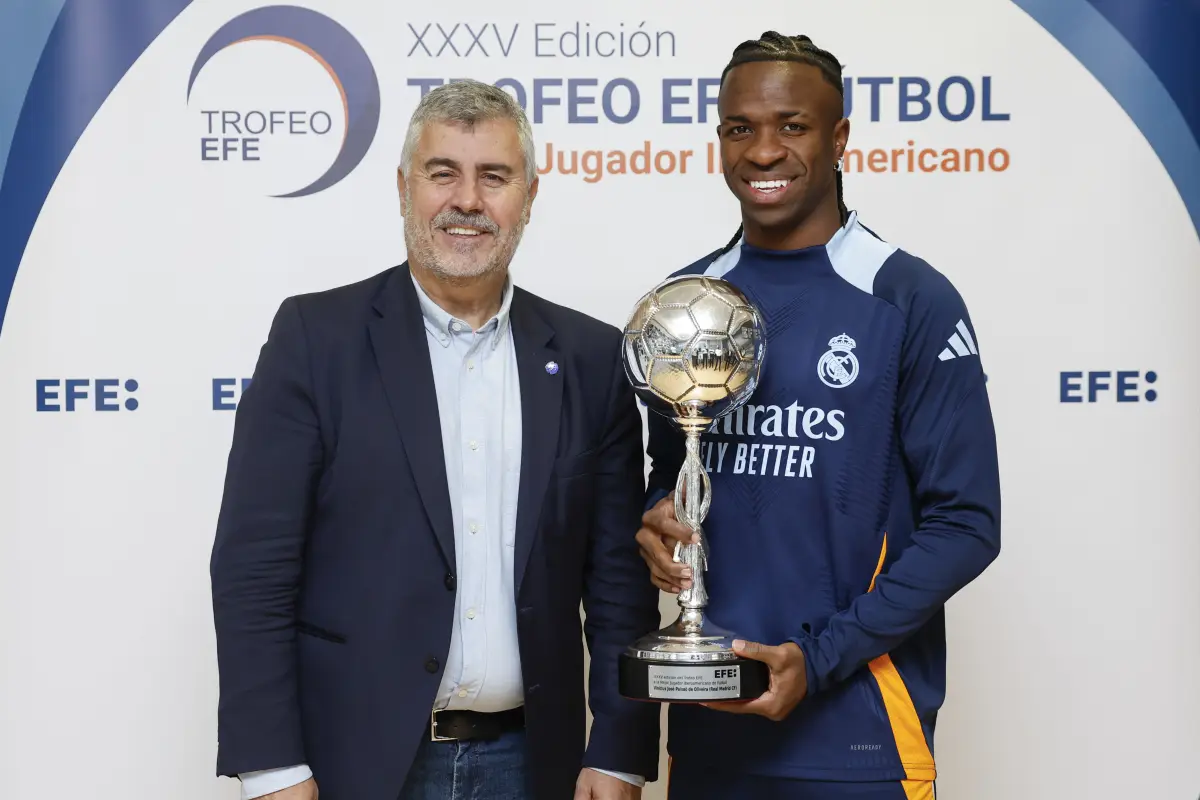 Vinícius recibe premio al mejor jugador Iberoamericano 2024