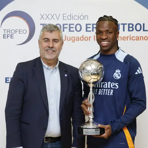 Vinícius recibe premio al mejor jugador Iberoamericano 2024