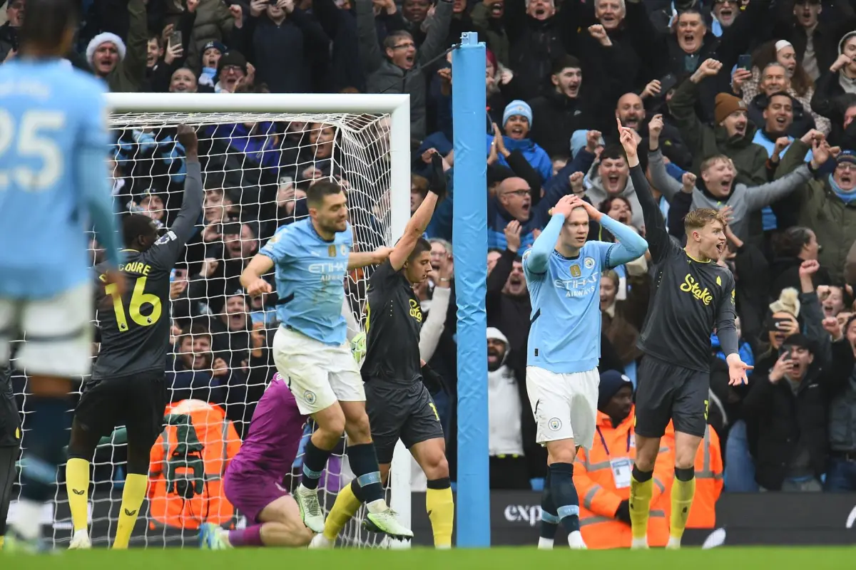 El Manchester City  ante el Everton en el Boxing Day de la Premier League; Haaland tuvo el triunfo en sus pies, pero falló desde el punto penal. Solo han ganado uno de sus últimos trece partidos - EFE