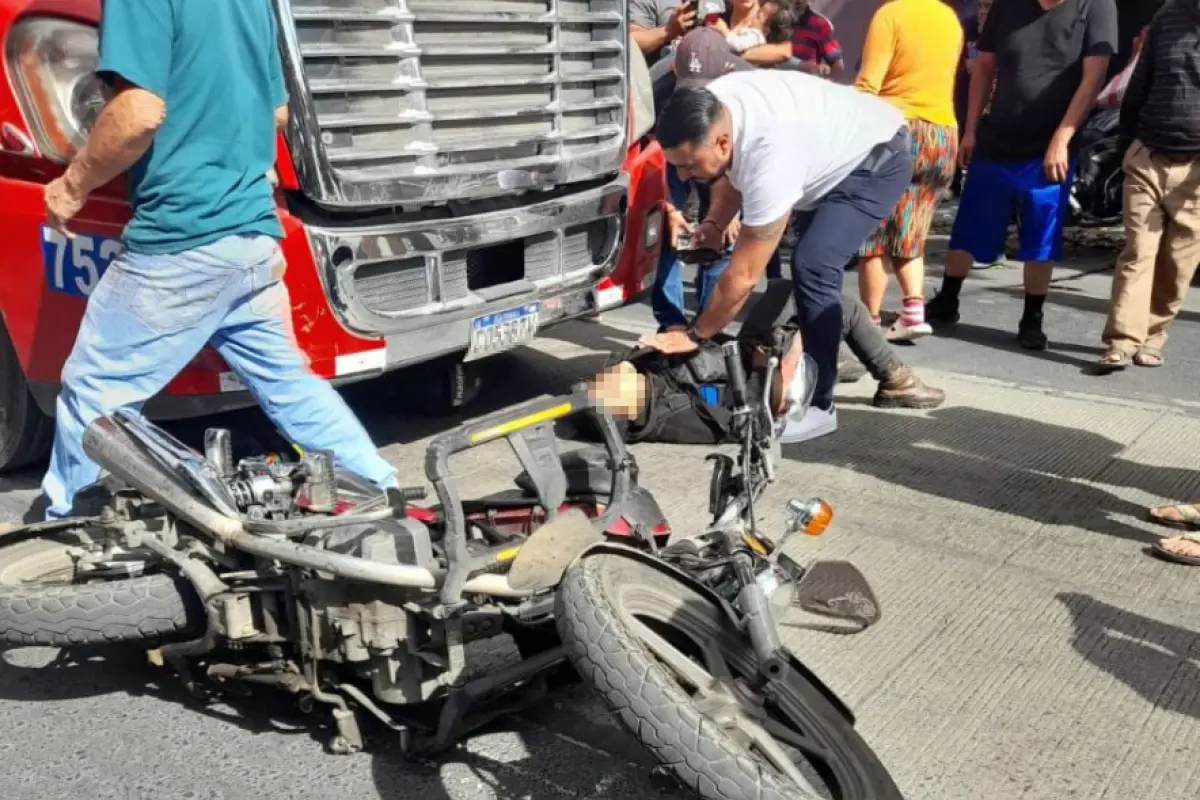 Tráiler impacta contra motoristas en zona 6