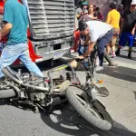 Tráiler impacta contra motoristas en zona 6