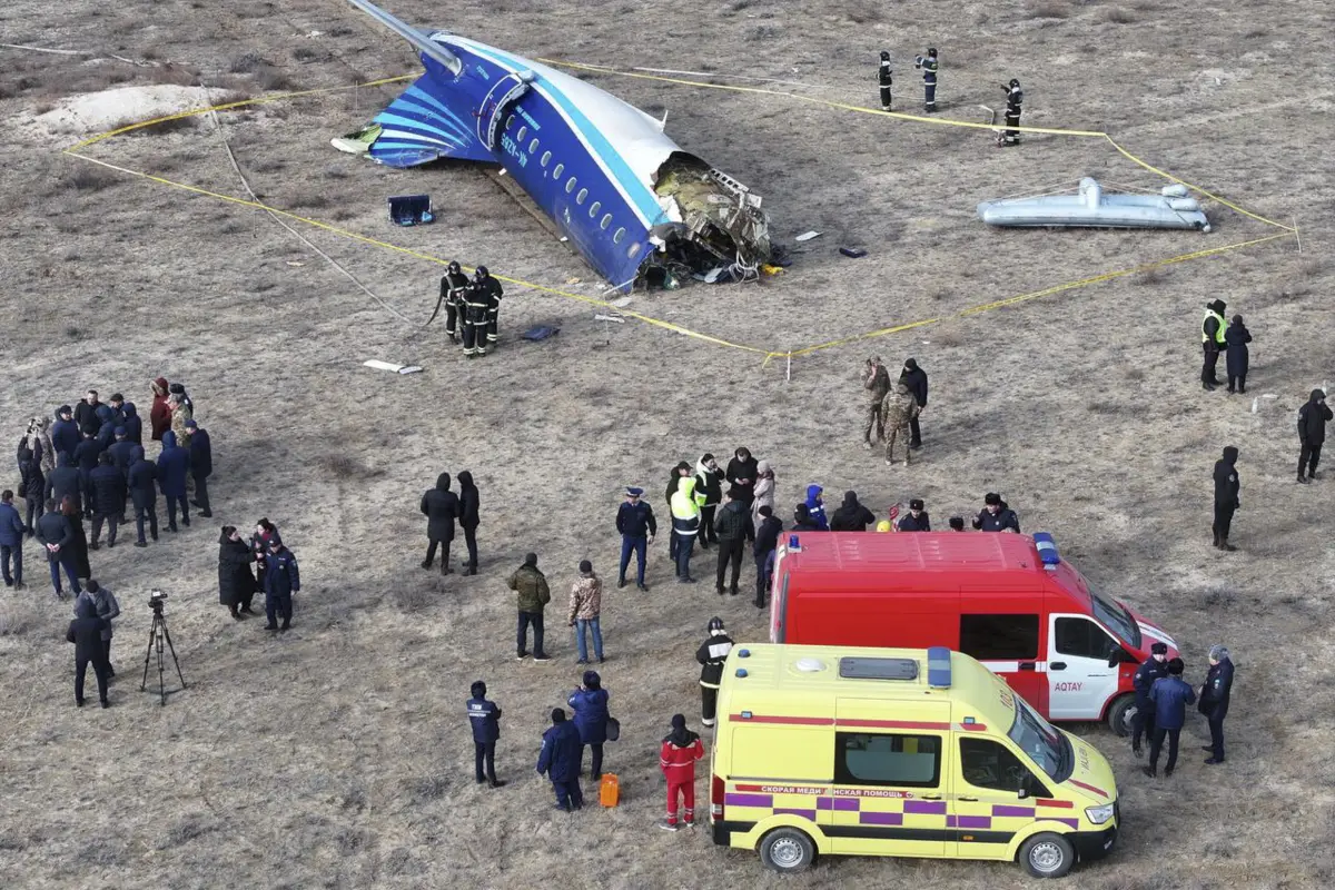 El avión siniestrado, un Embraer 190 que llevaba 67 personas, incluidos sus cinco tripulantes, se estrelló la mañana del miércoles junto al aeropuerto de Aktau (Kazajistán), Foto EFE