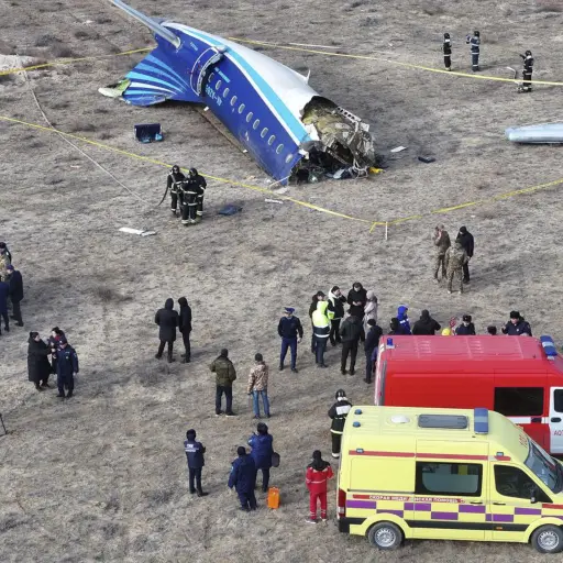 El avión siniestrado, un Embraer 190 que llevaba 67 personas, incluidos sus cinco tripulantes, se estrelló la mañana del miércoles junto al aeropuerto de Aktau (Kazajistán) ,Foto EFE