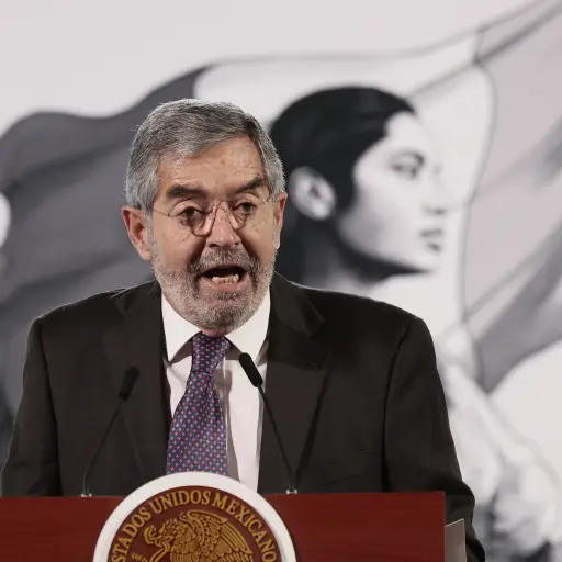 El canciller mexicano Juan Ramón de la Fuente, participa durante la conferencia de prensa matutina de la presidenta de México Claudia Sheinbaum, en el Palacio Nacional de la Ciudad de México. ,Foto EFE