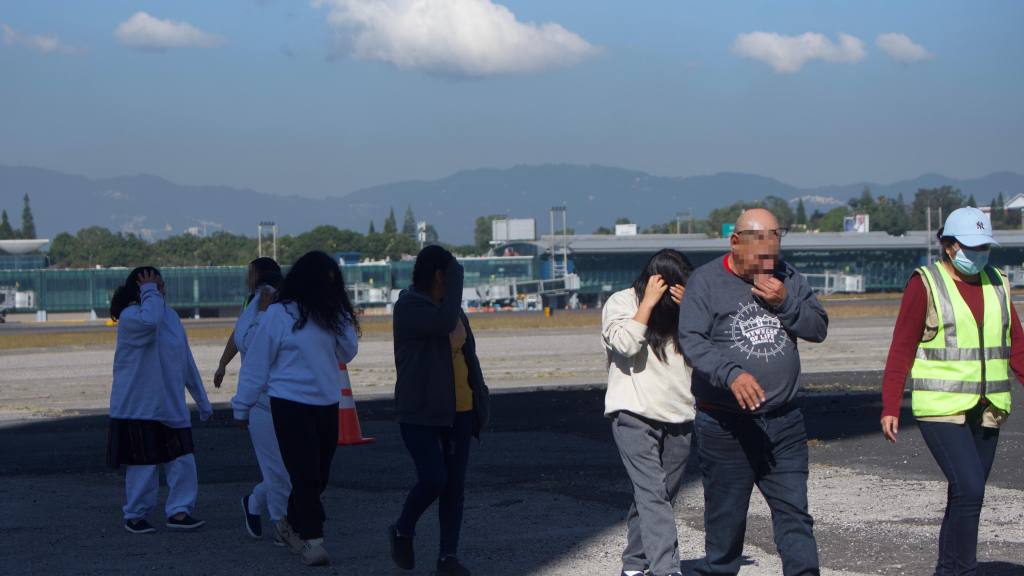 Los migrantes fueron recibidos en la base de la Fuerza Aérea de Ciudad de Guatemala.  | Omar Solís/EU