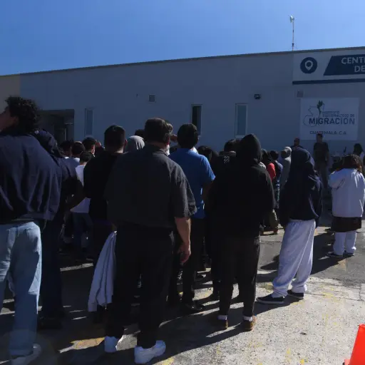 Un grupo de migrantes guatemaltecos es recibido en su país tras ser retornado desde EE. UU. ,Omar Solís/Emisoras Unidas