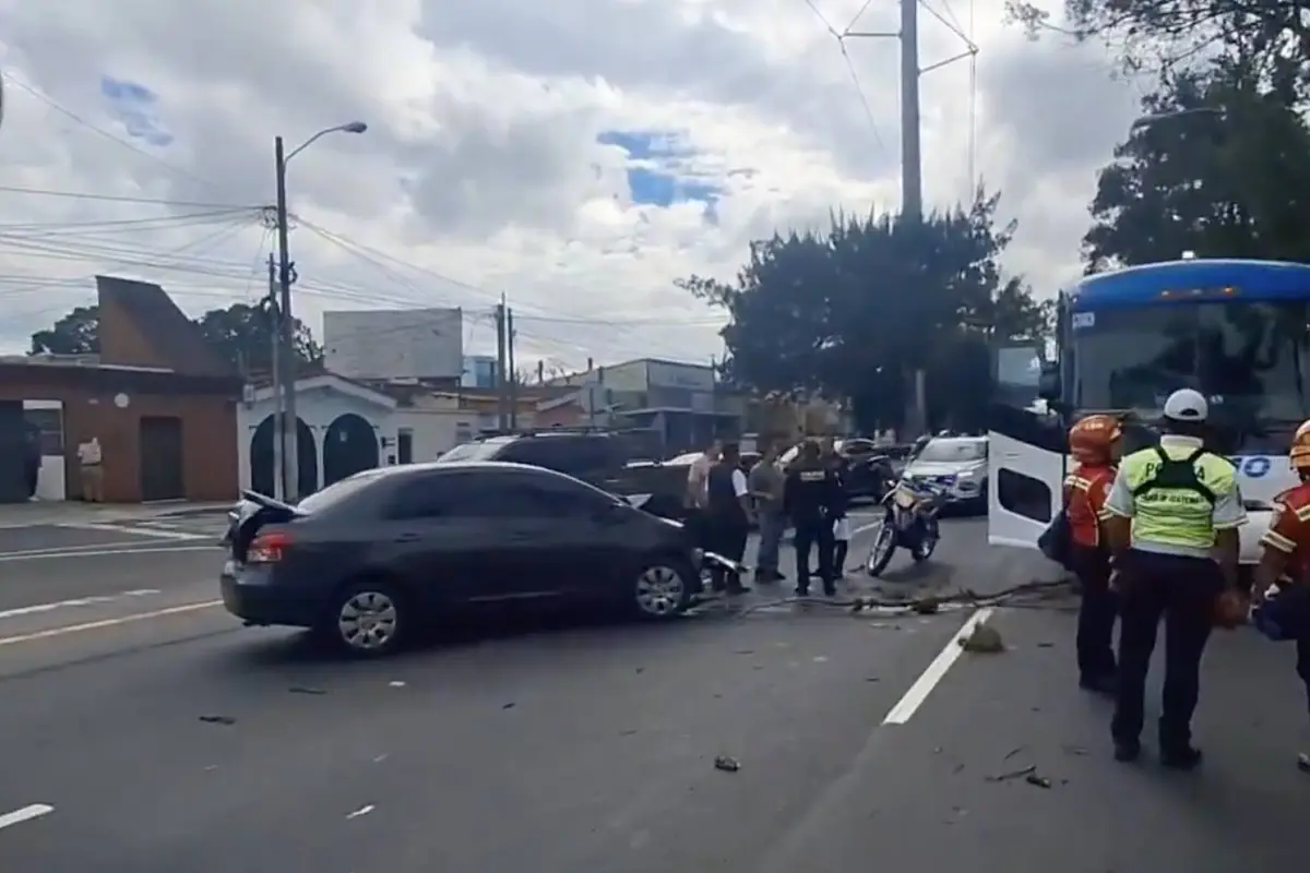 Un automóvil y un autobús colisionaron en la zona 7., Bomberos Municipales