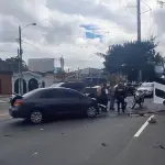 Un automóvil y un autobús colisionaron en la zona 7. ,Bomberos Municipales