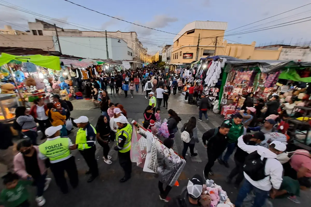 Guatemaltecos abarrotan las calles de la Ciudad por compras navideñas