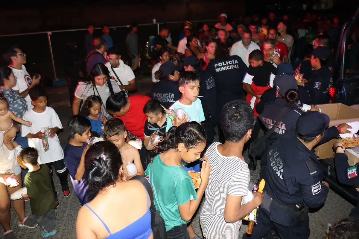 Migrantes reciben comida este martes en campamentos improvisados y plazas principales en el municipio de Tapachula en Chiapas (México)., Foto EFE