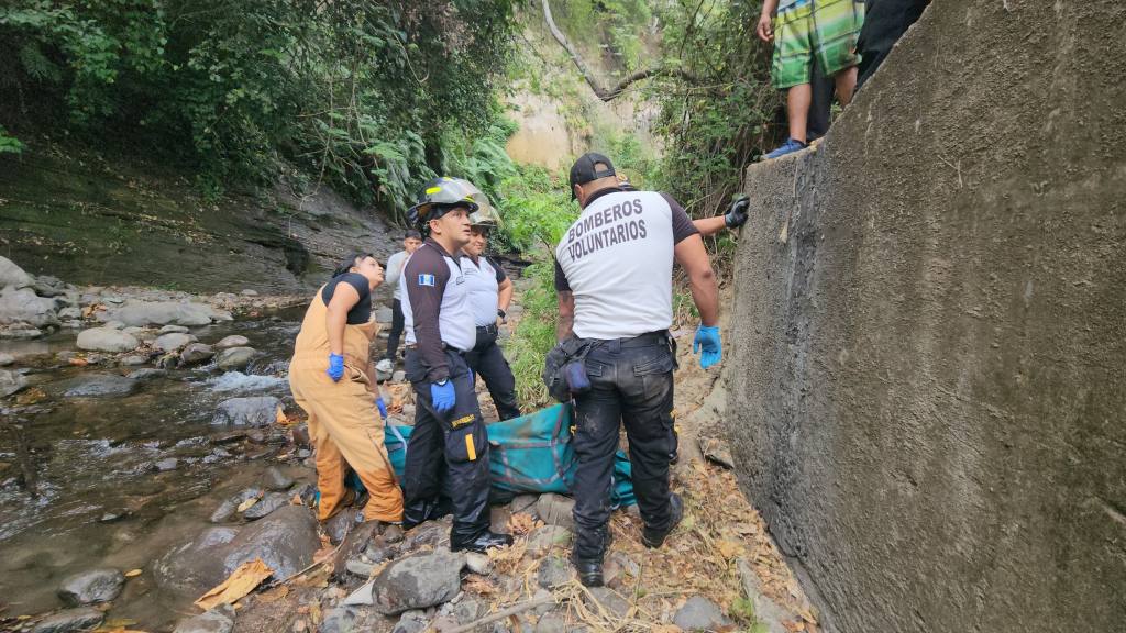 Los bomberos liberaron los cuerpos y trabajaron para retirarlos de la hondonada. | Bomberos Voluntarios