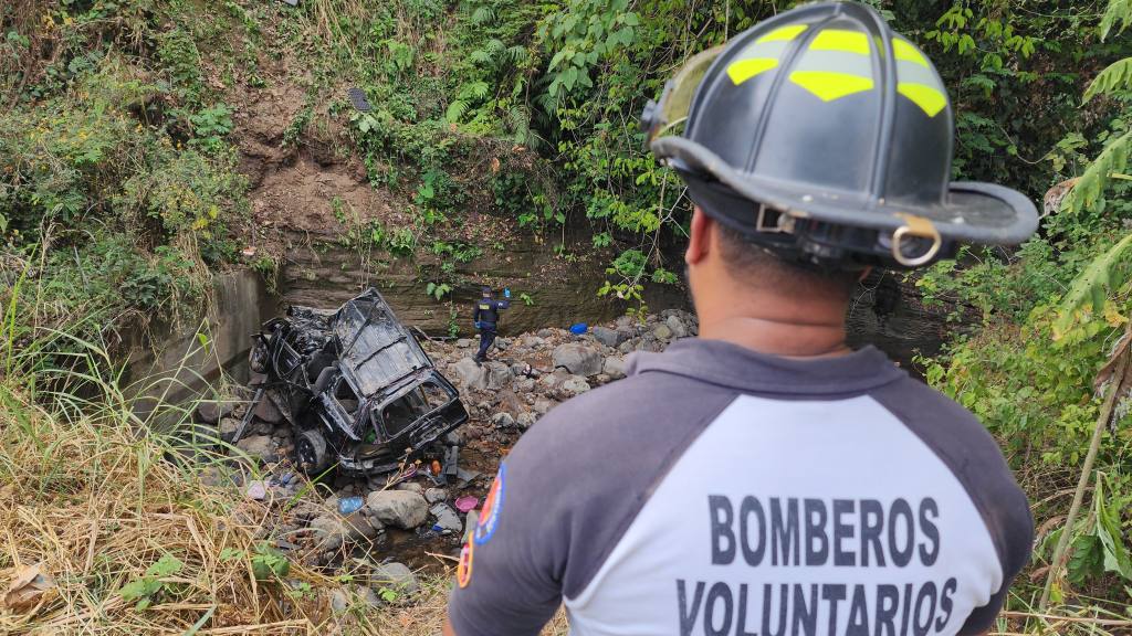 El vehículo donde viajaba la familia cayó a un barranco. | Bomberos Voluntarios