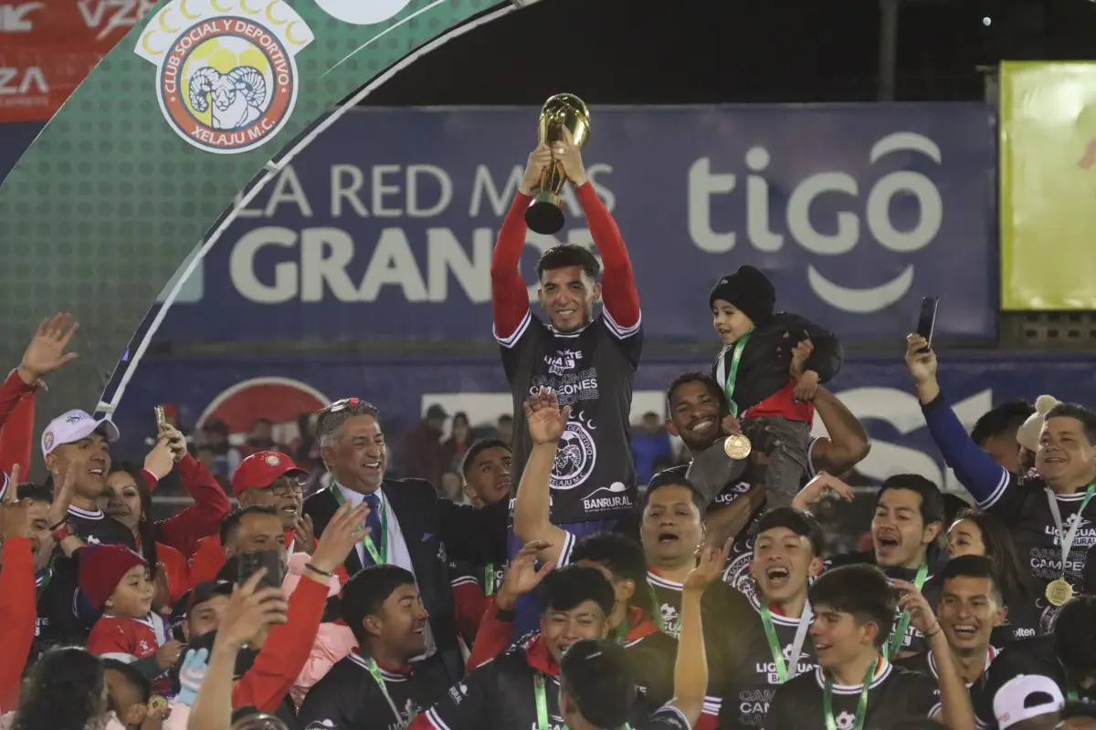 Celebración de Xelajú MC, campeón del Apertura 2024, Alex Meoño