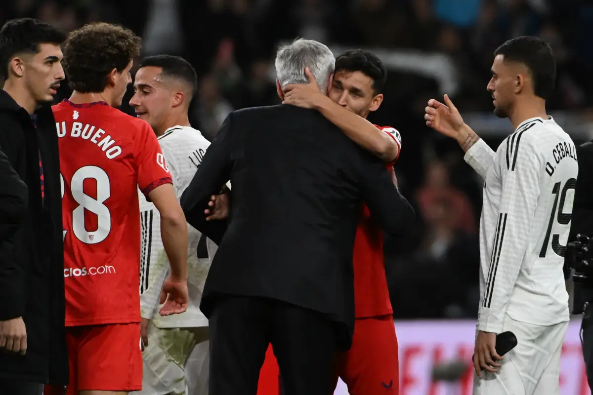 Carlo Ancelotti abraza a Jesús Navas , EFE 