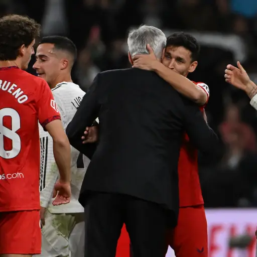 Carlo Ancelotti abraza a Jesús Navas  ,EFE 