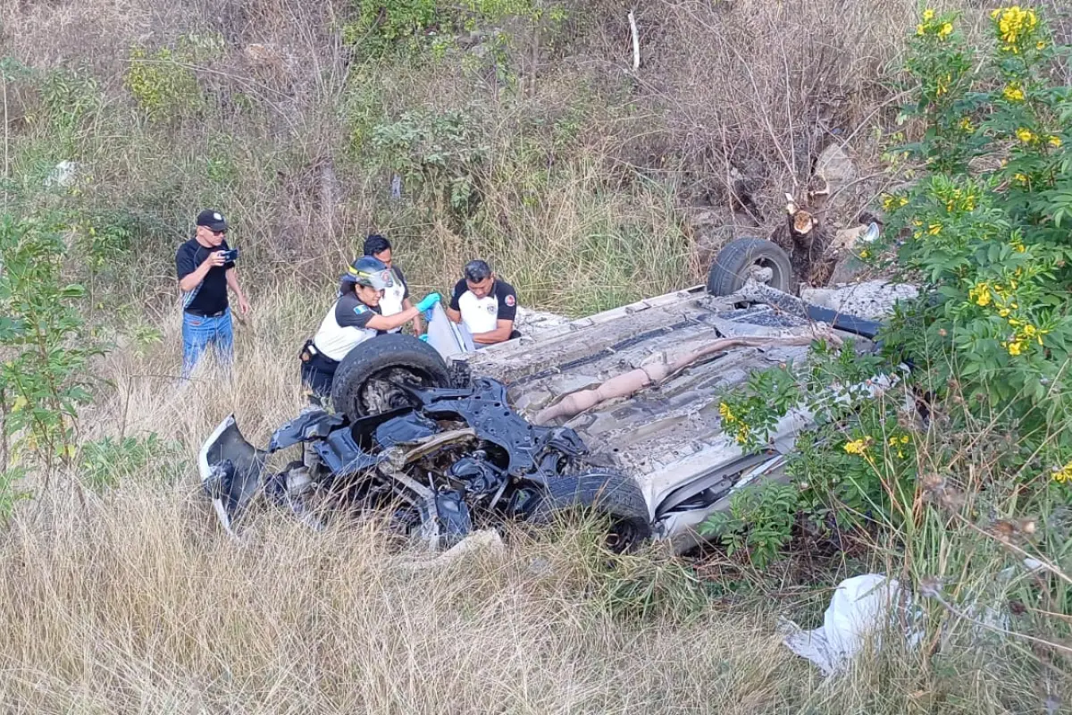 Curiosos no descartaron que el accidente haya sido causado por el exceso de velocidad., Bomberos Voluntarios.