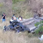 Curiosos no descartaron que el accidente haya sido causado por el exceso de velocidad. ,Bomberos Voluntarios.