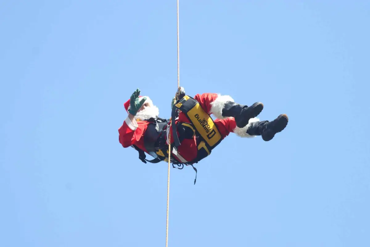 Santa Claus cumplió 27 años de tradición, llevando juguetes a los pequeños., Álex Meoño.