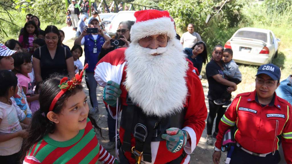 Santa Claus desciende del Puente las Vacas en 2024. | Álex Meoño.