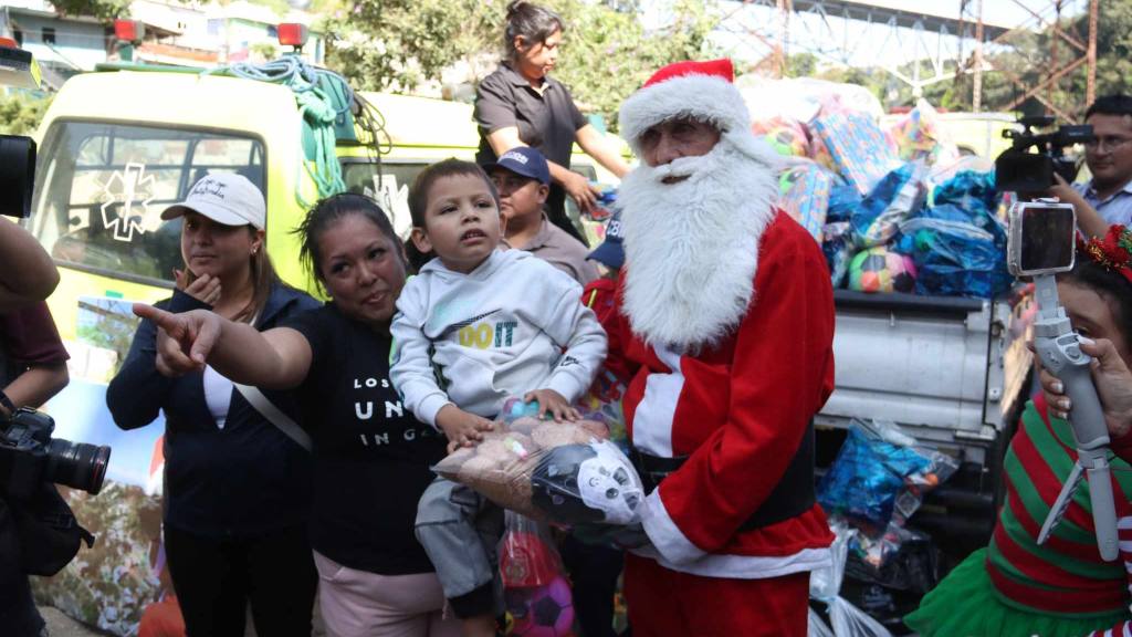 Santa Claus desciende del Puente las Vacas en 2024. | Álex Meoño.