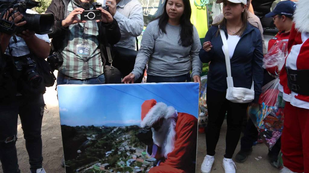 Santa Claus desciende del Puente las Vacas en 2024. | Álex Meoño.