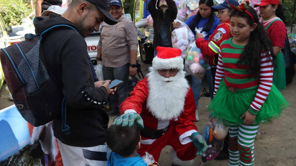 Santa Claus desciende del Puente las Vacas en 2024. | Álex Meoño.