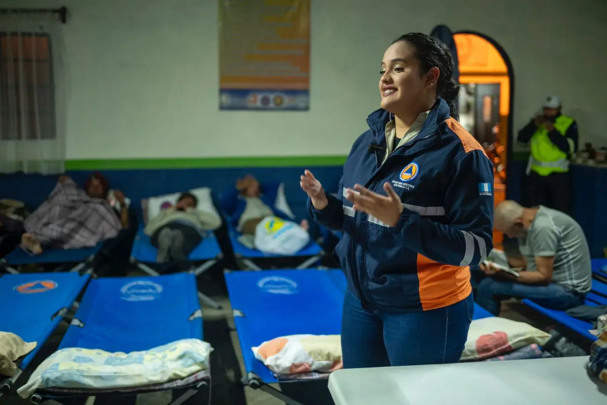 Trabajadores y voluntarios de Conred trabajan de manera continúa en los albergues instalados en el país., Conred.