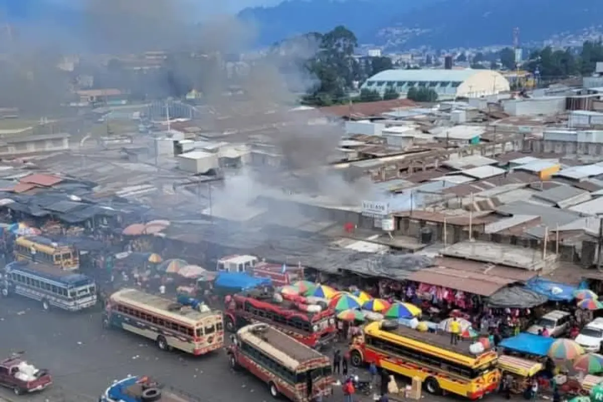 El incendio fue visible desde varios lugares lejanos de Xela. , Facebook