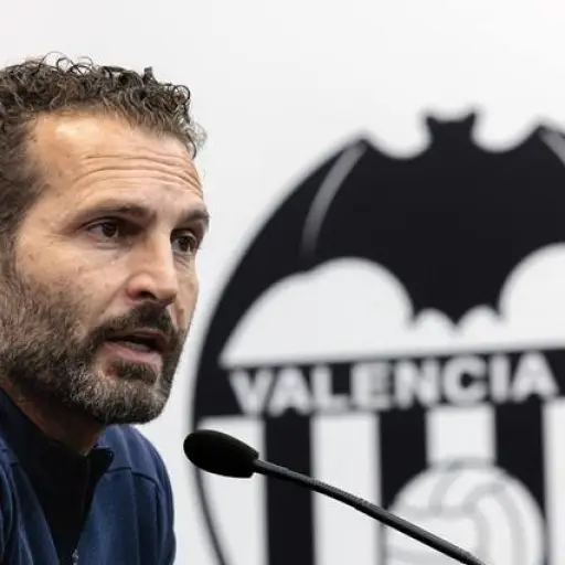El Valencia CF anunció este lunes la destitución de Rubén Baraja como técnico del primer equipo, una decisión que llega en medio de una preocupante crisis deportiva - Foto: EFE
