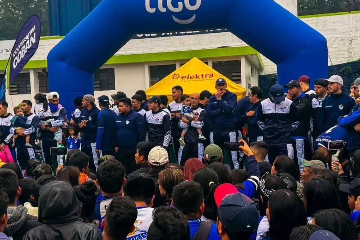 Con el pesar de una derrota reciente pero el corazón lleno de orgullo, la plantilla de Cobán Imperial regresó ayer a su ciudad tras caer en la final del Torneo Apertura 2024 ante Xelajú MC, con un marcador global de 3-2 - Foto: Historia de Cobán Imperial