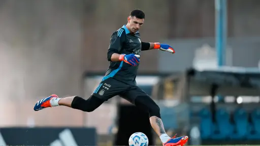 Dibu Martínez siembra dudas sobre su futuro en la Selección Argentina tras perder la final del Mundial 2026