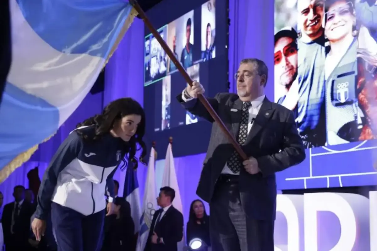 Presidente Bernardo Arévalo durante ceremonia de juramentación de atletas olímpicos.  