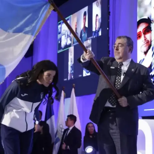 Presidente Bernardo Arévalo durante ceremonia de juramentación de atletas olímpicos.  